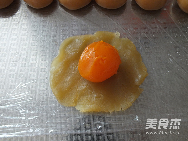 Cantonese-style Lotus Paste and Egg Yolk Mooncakes recipe