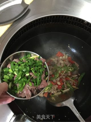 Stir-fried Pork Liver with Double Peppers recipe