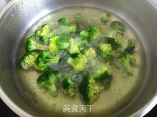 Eggs with Broccoli Sauce recipe