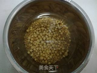 Oatmeal and Wolfberry Soy Milk recipe