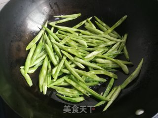 Snacks ~ Fried Pork Ears with Shredded Beans recipe