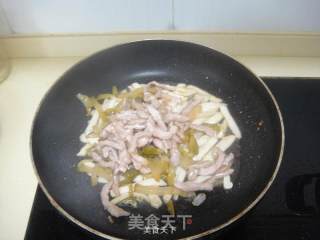 Stir-fried Shredded Pork with Bailing Mushroom and Mustard recipe