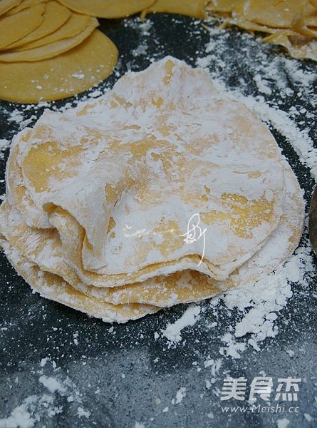 Steamed Dumplings with Egg Yolk and Chrysanthemum recipe