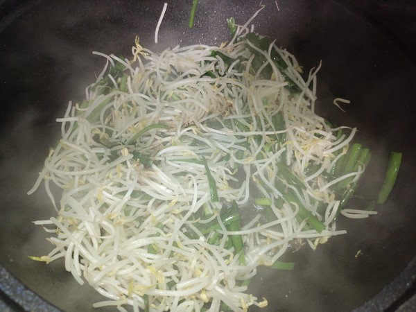 Stir-fried Bean Sprouts with Leek recipe