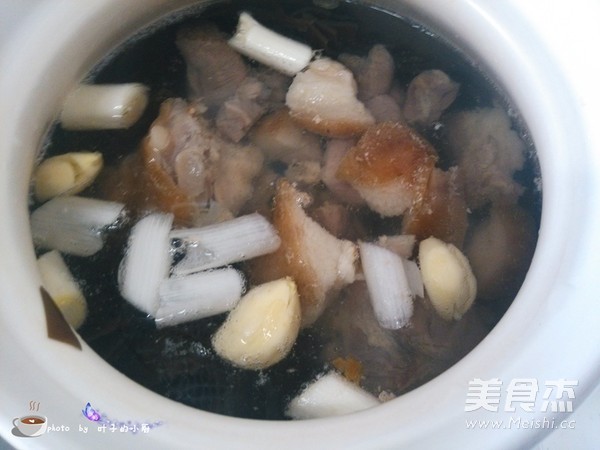 Braised Pork Knuckles with Seaweed and Soybeans recipe