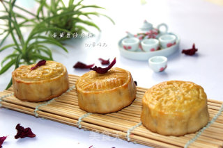 Homemade Bean Paste and Egg Yolk Mooncakes recipe