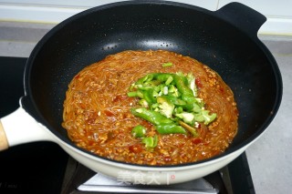 Stir-fried Noodles with Minced Pork and Chili recipe