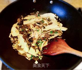 Fried Spring Bamboo Shoots with Sauerkraut and Shrimp Skin recipe