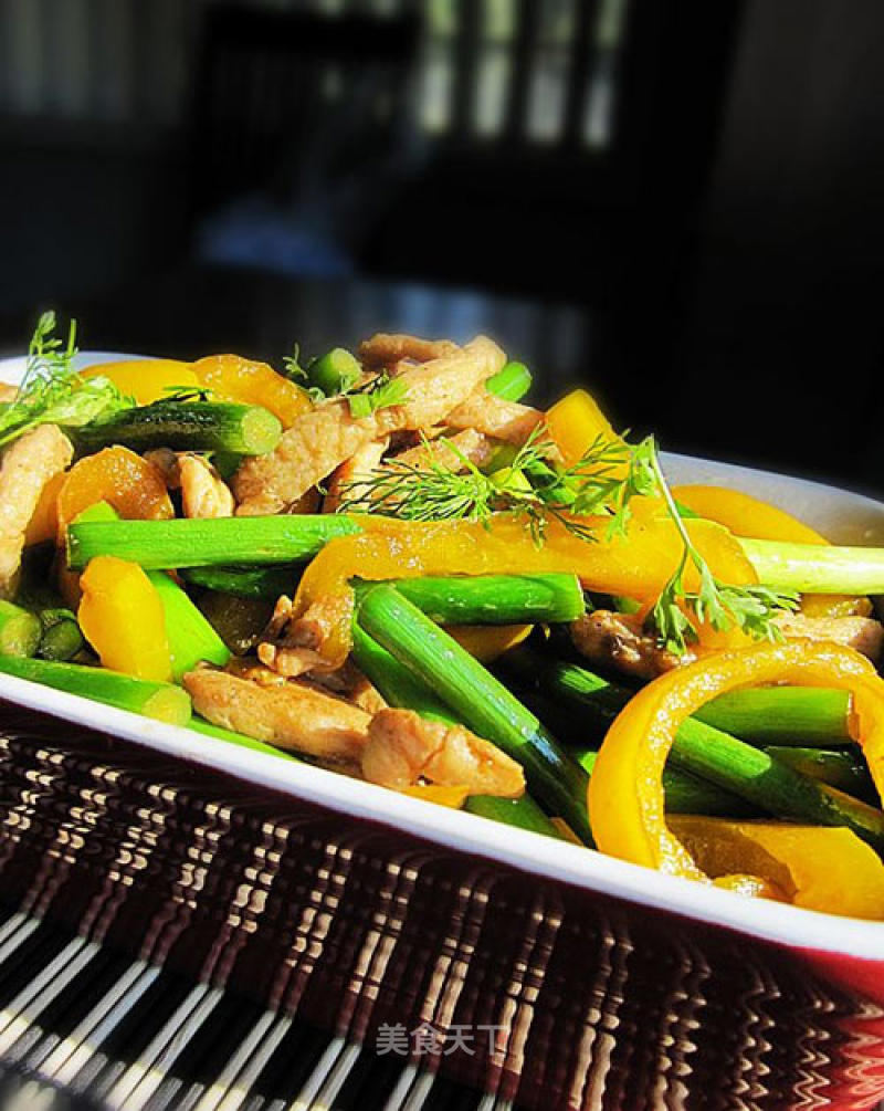 Stir-fried Shredded Chicken with Garlic Moss