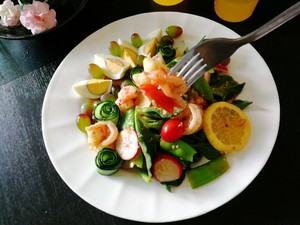 Eat Healthy and Low-fat Delicacies While Eating, and Lightly Eat Vegetable, Fruit and Shrimp Salad. recipe