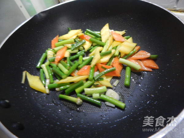 Fried Squid with Garlic Moss recipe