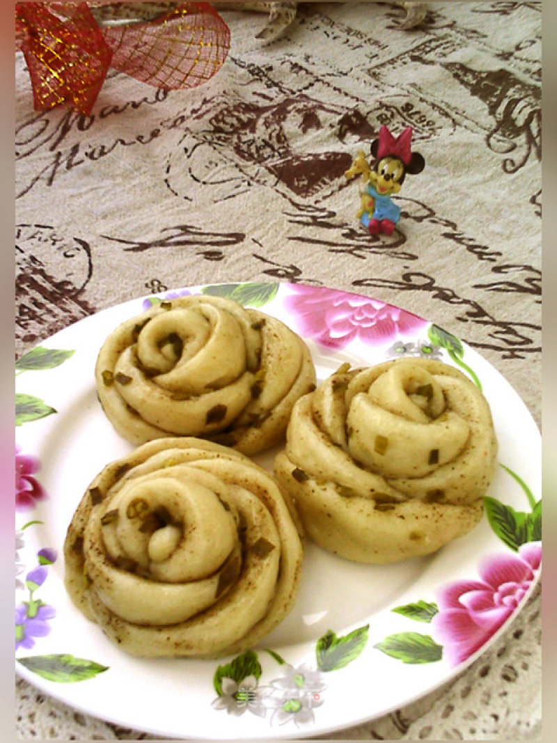 Salt and Pepper Scallion Rose Roll recipe