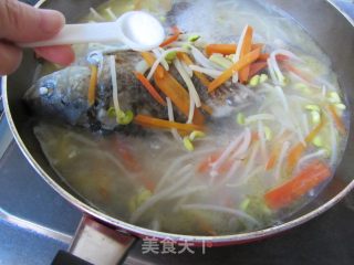 Bean Sprouts and Crucian Carp Soup recipe