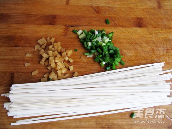 Soy Sauce Noodles with Diced Kohlrabi recipe