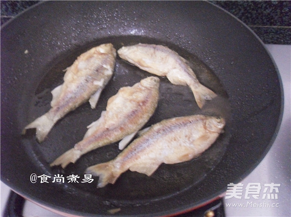 Pan-fried Dried Wild Fish recipe