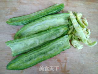 Stir-fried Bitter Gourd with White Mushroom recipe