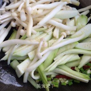 Stir-fried Loofah with White Jade Mushroom recipe