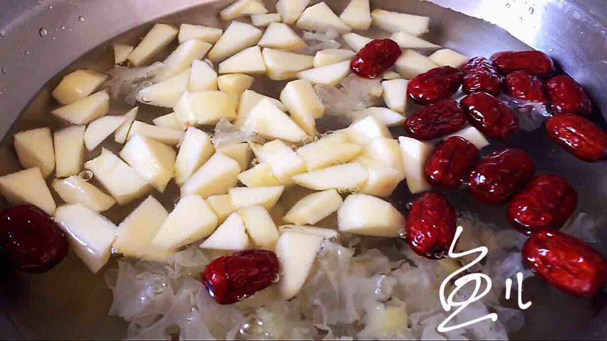 Apple Tremella Red Date Soup recipe