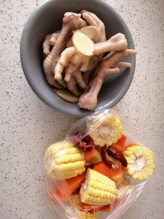 Chicken Feet with Corn and Carrot in Claypot recipe