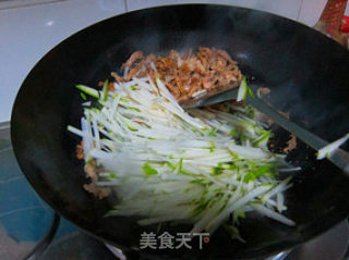Yucui Shredded Pork with Stropharia recipe