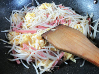 Stir-fried Mung Bean Sprouts with Duck Eggs with Brine Square Legs recipe