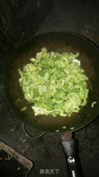 Stir-fried Bitter Gourd with Green Peppers recipe