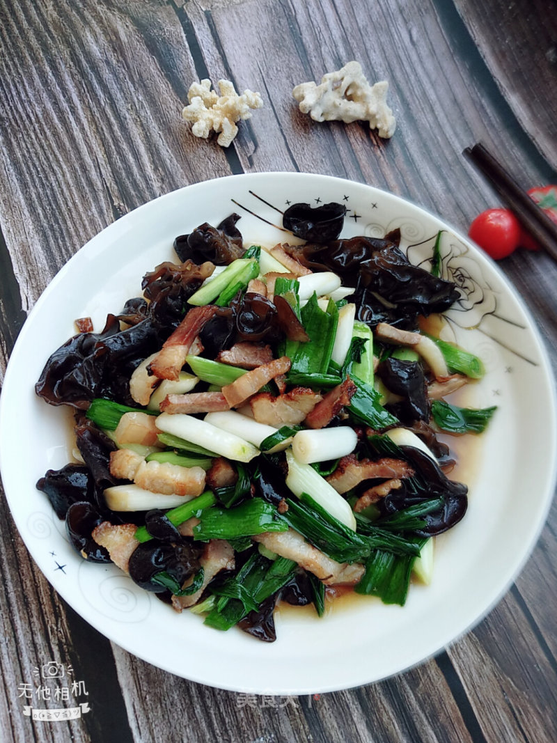 Stir-fried Pork with Garlic Seedlings Fungus recipe