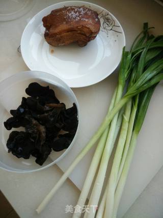 Stir-fried Pork with Garlic Seedlings Fungus recipe