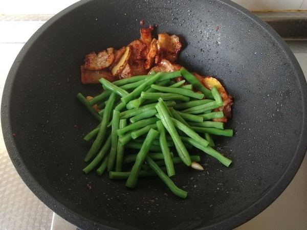 Stir-fried Pork with Green Beans in Sauce recipe