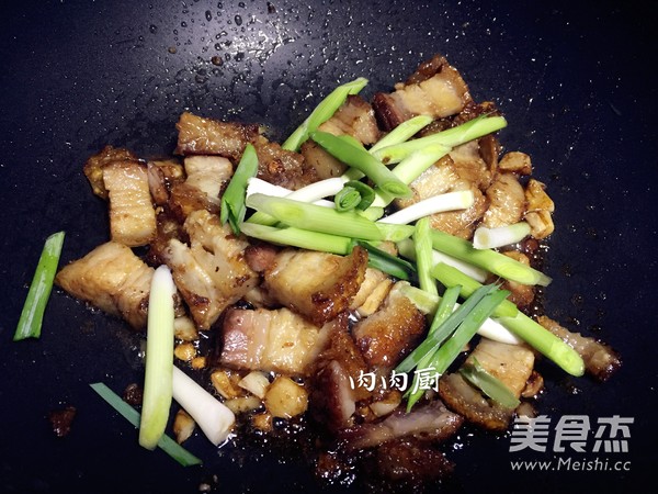 Stir-fried Pork with Garlic Sprouts recipe