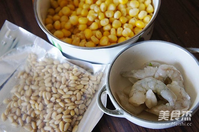 Corn with Shrimp and Pine Nuts recipe