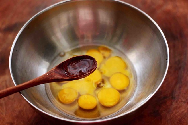 Stir-fried Quail Eggs with Hang Pepper recipe