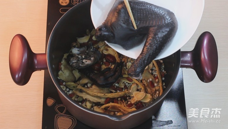 Guangdong Old Fire Soup-danggui Codonopsis Black Chicken Soup recipe