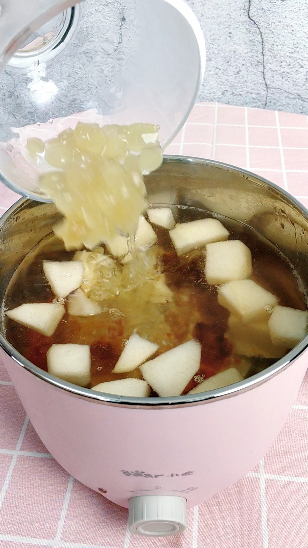 Relieving Cough and Moisturizing The Lungs and Beauty ~ Medlar Pear Stewed Peach Gum recipe