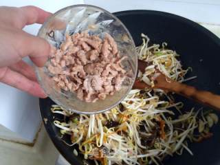 Summer Fast Food-fried Shredded Pork with Fungus and Bean Sprouts recipe