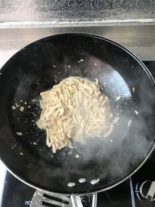 Stir-fried Chicken with Garlic Yellow (self-produced Garlic Yellow) recipe
