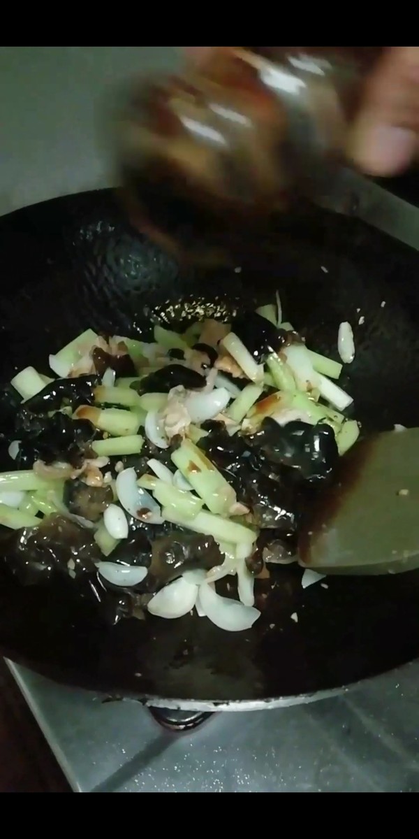 Stir-fried Lily with Celery Fungus recipe