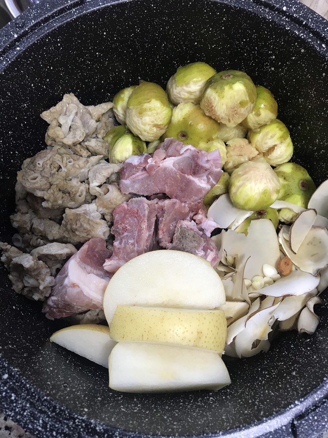 Guangdong Health Soup (fig, Snow Pear, Sea Coconut, Southern and Northern Apricot Pig Lung Soup) recipe