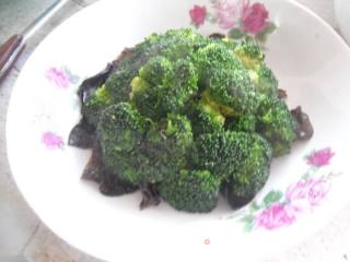 Broccoli with Fungus recipe