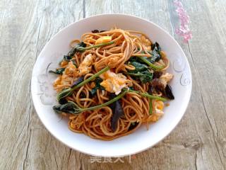 Stir-fried Dry Noodles with Fungus and Potato Leaves recipe