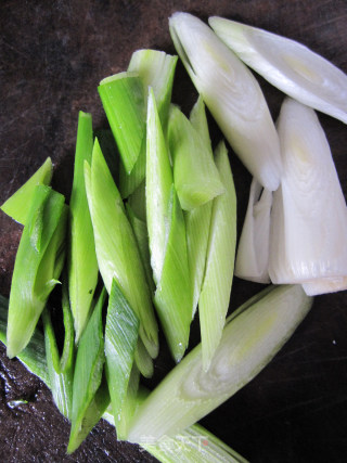 Home-style Quick Stir-fry-fried Sausage with Snow Peas recipe