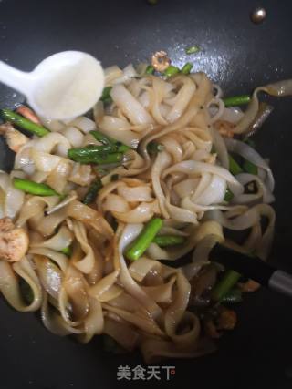 Stir-fried Hor Fun with Shrimp and Asparagus recipe
