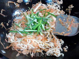 Fried Instant Noodles with Seafood and Carrot recipe