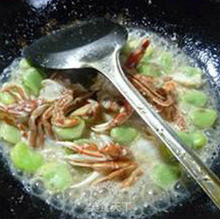 Fried Broad Beans with Flower Crab recipe