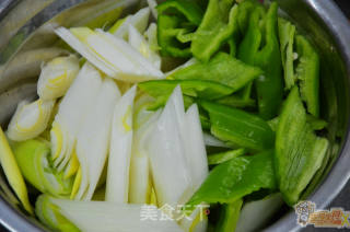 Explain in Detail The Production Details and Taste Characteristics of Scallion Fried Lamb recipe