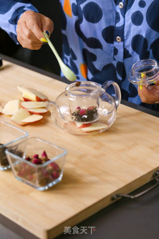 Refreshing Hand Dishes: Celery Almonds & English Black Tea recipe