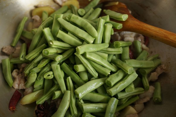 Braised Noodles with String Beans recipe