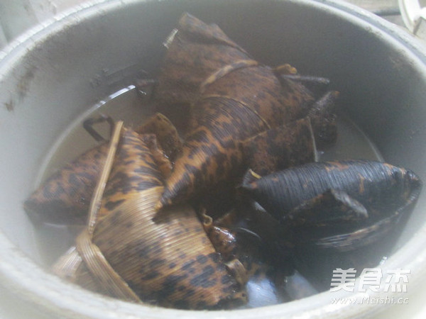 Glutinous Rice Dumplings with Peanuts and Raisins recipe