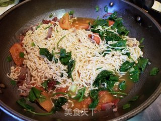 Barbecued Pork Egg Noodles with Tomato recipe