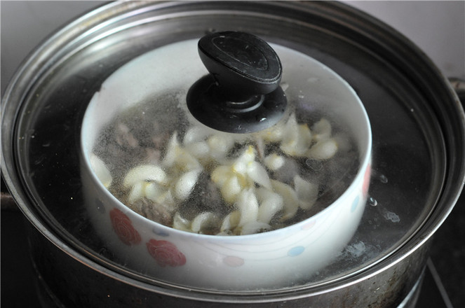 Steamed Pigeon with Chrysanthemum Lily recipe